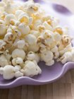 Gebratenes Popcorn auf Teller — Stockfoto