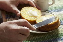 Muffin de mantequilla de mano masculina - foto de stock
