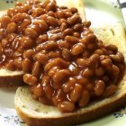 Baked beans on toast over plate — Stock Photo