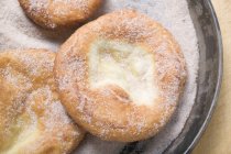 Баварские пончики на сковороде — стоковое фото