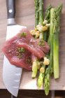Beef carpaccio with asparagus — Stock Photo