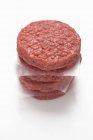 Gestapelte rohe Rindfleisch-Burger — Stockfoto