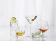 Cinq verres assortis avec différentes liqueurs — Photo de stock