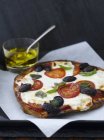 Pizza aux olives et basilic — Photo de stock