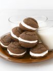 Whoopie Pies with Glasses of Milk — Stock Photo