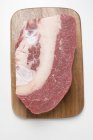 Грудинка из говядины на разделочной доске — стоковое фото