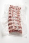 Costillas de cerdo frescas sobre papel - foto de stock