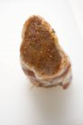 Filet de porc cru enveloppé de bacon — Photo de stock