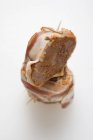 Сырые филе свинины, завернутые в бекон — стоковое фото