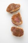 Filetes de cerdo crudos envueltos con tocino - foto de stock