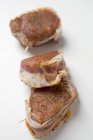 Filetes de cerdo crudos envueltos con tocino - foto de stock