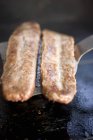Salsicha de porco frita em espátula — Fotografia de Stock