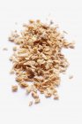 Vue de dessus du tas de granules de soja sur la surface blanche — Photo de stock