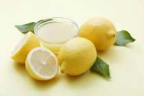 Ciotola di succo di limone e limoni freschi — Foto stock