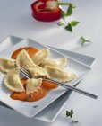 Lachsravioli-Pasta mit Pfeffersoße — Stockfoto
