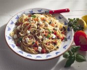 Espaguete com tomate e mussarela — Fotografia de Stock