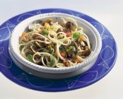Espaguete com amêijoas e legumes — Fotografia de Stock