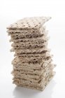 Pão crocante empilhado em branco — Fotografia de Stock