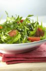 Ensalada de rúcula con tomates - foto de stock