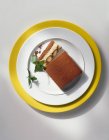 Tiramisu sur assiettes et sur table — Photo de stock
