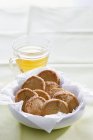Печенье из ореха в тарелке — стоковое фото