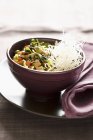 Salade de tofu aux légumes dans un bol — Photo de stock