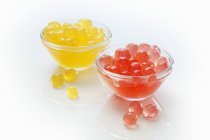 Vista de perto de bolas de farinha de milho coloridas para chá de bolha em duas tigelas de vidro — Fotografia de Stock