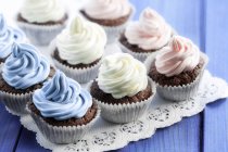 Schokolade Cupcakes mit farbiger Sahne dekoriert — Stockfoto