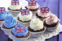 Cupcake al cioccolato decorati con Union Jacks — Foto stock