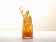 Alcool fruité Cocktail en verre — Photo de stock
