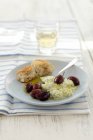 Tzatziki mit Kalamata-Oliven auf Teller über Handtuch — Stockfoto