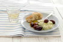 Nahaufnahme der Tzatziki-Sauce mit Kalamata-Oliven und Brot — Stockfoto