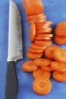Cenouras e facas cortadas — Fotografia de Stock