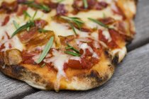 Пицца с беконом и розмарином — стоковое фото
