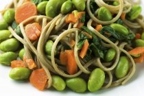 Tagliatelle di soba con carote e spinaci — Foto stock