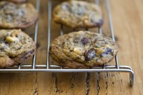 Печиво з шоколадними чіпсами на стійці — стокове фото