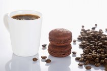 Кава і шоколадні макаруни — стокове фото
