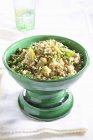 Salada de lentilha com limões em tigela verde sobre guardanapo — Fotografia de Stock