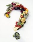 Свежие фрукты и овощи, формирующие знак вопроса на белом фоне — стоковое фото