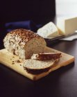 Pan en rodajas de pan de grano múltiple - foto de stock