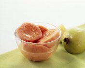 Guava in scatola in una ciotola di vetro — Foto stock