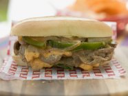 Sandwich Dner con pimientos verdes - foto de stock