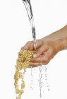 Mani lavando i semi di soia — Foto stock