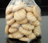 Kekse in Plastiktüte — Stockfoto