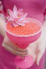 Feminino cocktail mão segurando — Fotografia de Stock