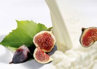 Fresh figs and pouring milk — Stock Photo
