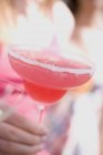 Weibliche Hand mit rosa Cocktail — Stockfoto