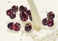 Cerejas vermelhas e leite — Fotografia de Stock