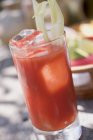 Bebida de tomate con apio y hielo - foto de stock