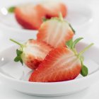 Frische halbierte Erdbeeren — Stockfoto